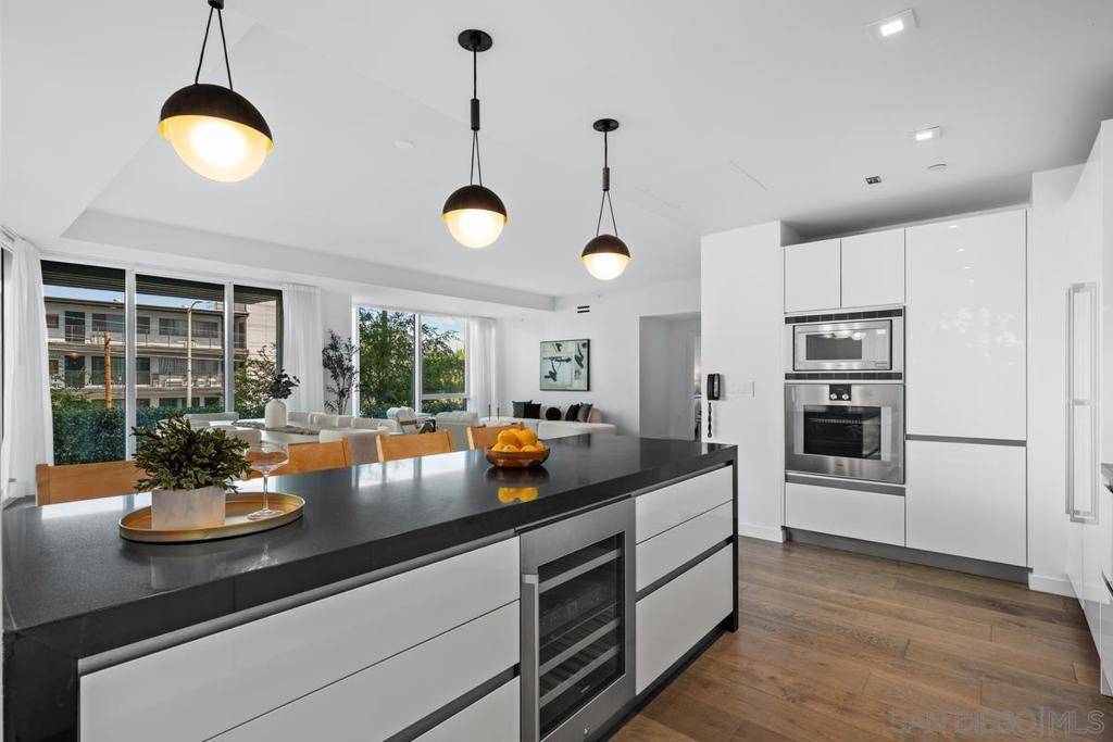 Los Angeles, CA 90048,9000 W 3rd #201