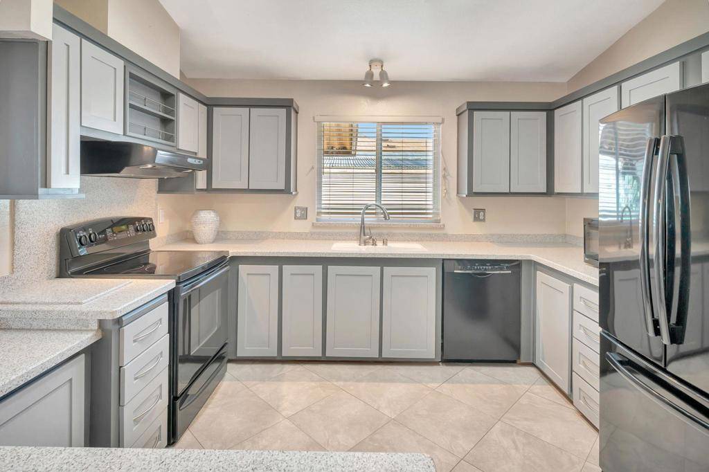 Escondido, CA 92026,8975 Lawrence Welk Dr #30