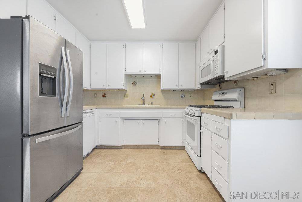 San Diego, CA 92117,4851 Cole St #1