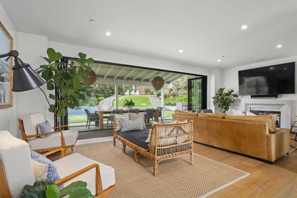 Solana Beach, CA 92075,427 El Sueno