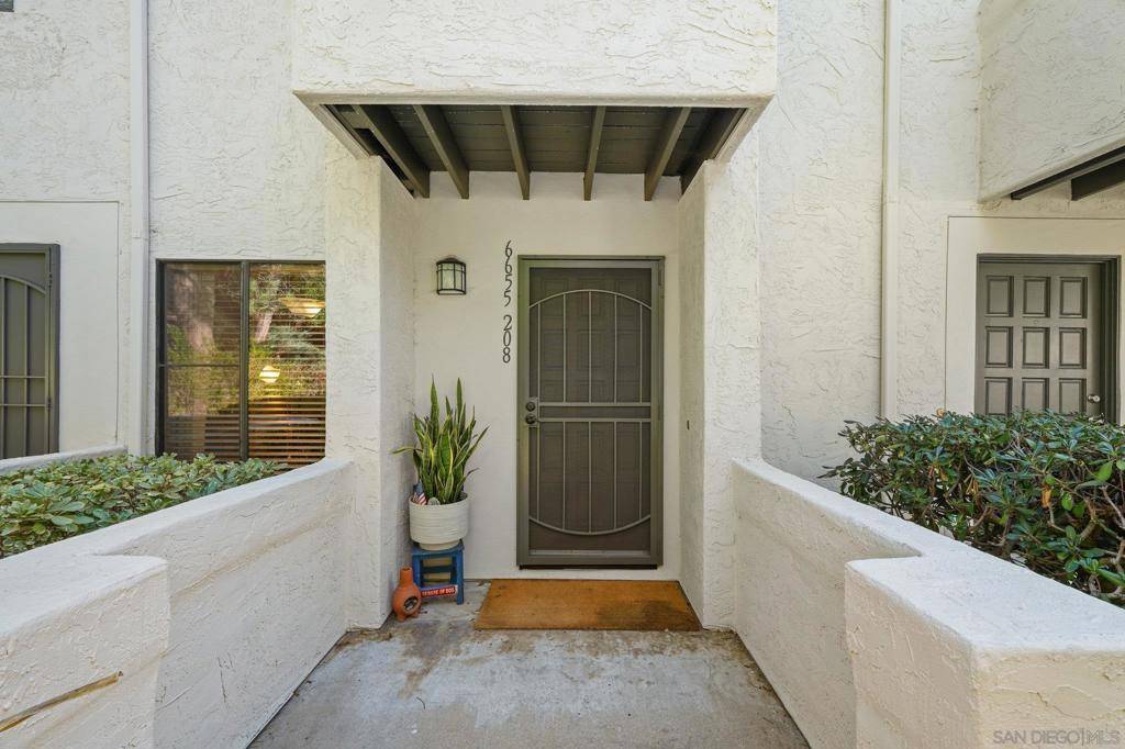 San Diego, CA 92111,6655 Canyon Rim Row #208