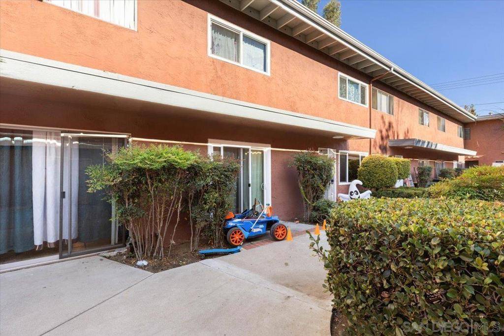 Escondido, CA 92025,1060 E Washington Ave #5