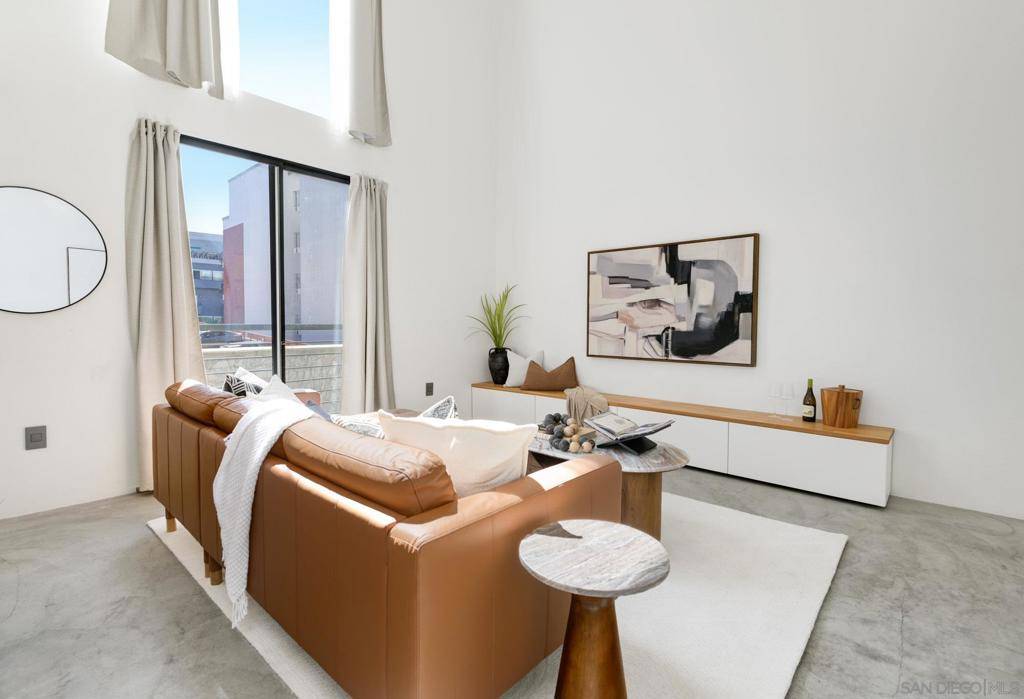 San Diego, CA 92101,1944 State St #17