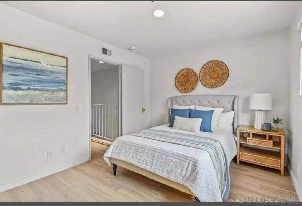 La Mesa, CA 91942,5377 Lake Murray