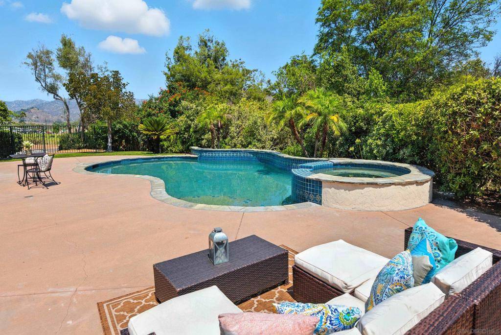 Escondido, CA 92025,3380 Vista Norte