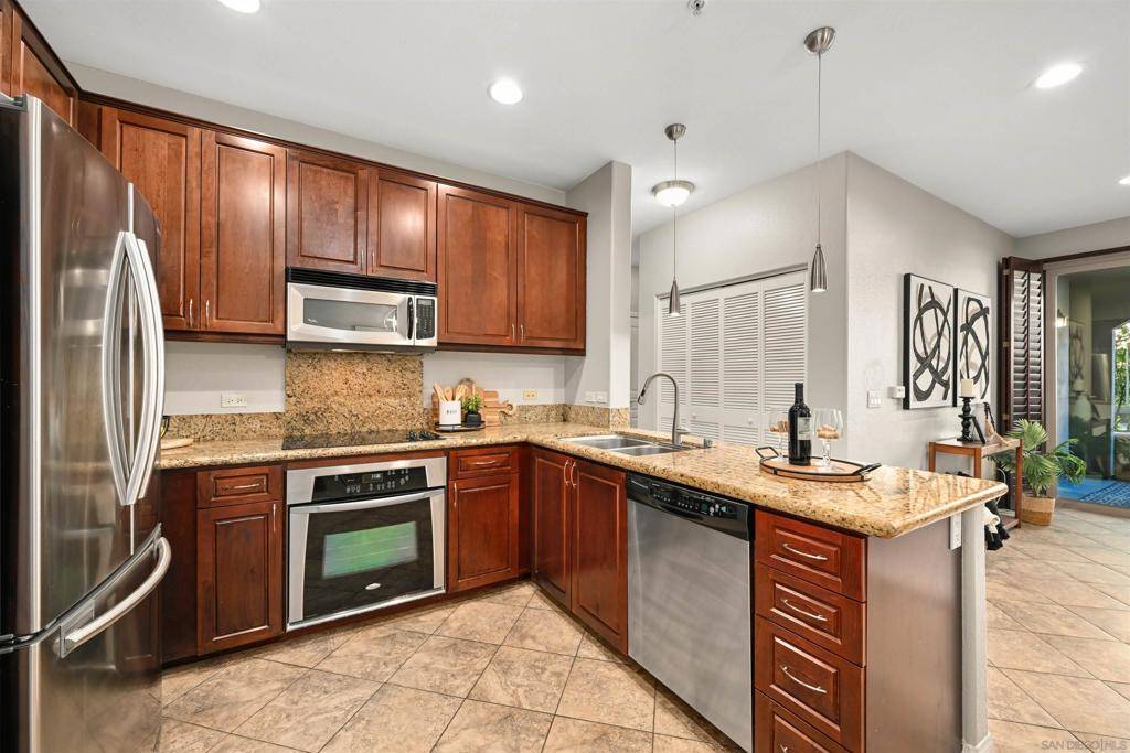 San Diego, CA 92130,3877 Pell Place #108