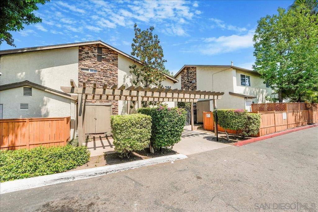 El Cajon, CA 92019,255 S 2nd St #7