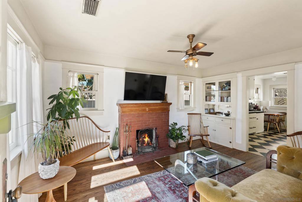 San Diego, CA 92107,1975 Bacon St