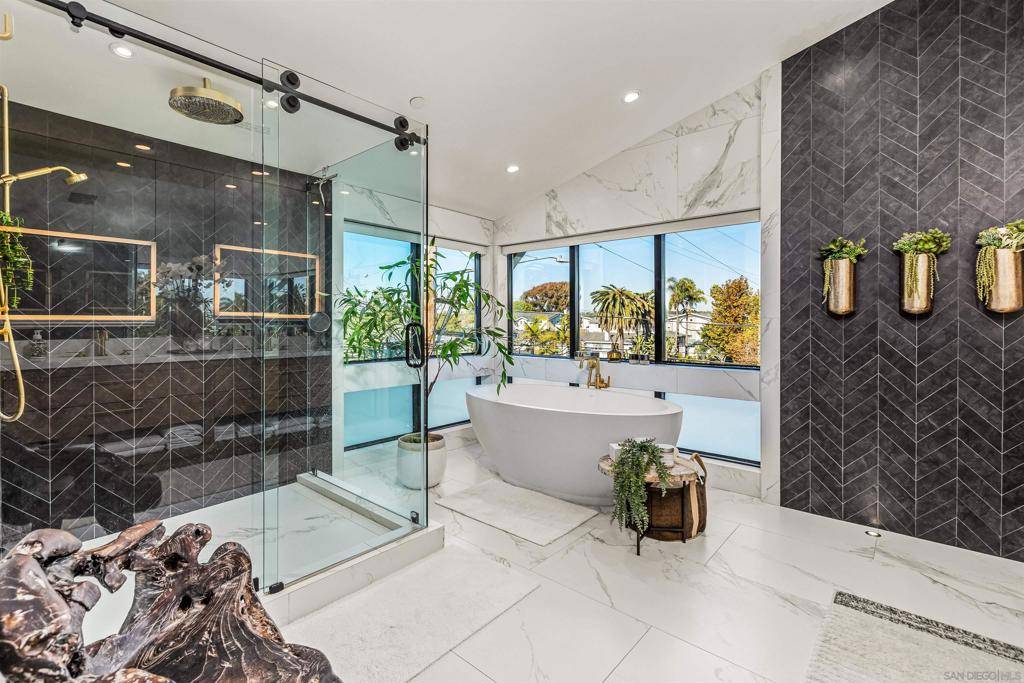 Carlsbad, CA 92008,3301 Lincoln St