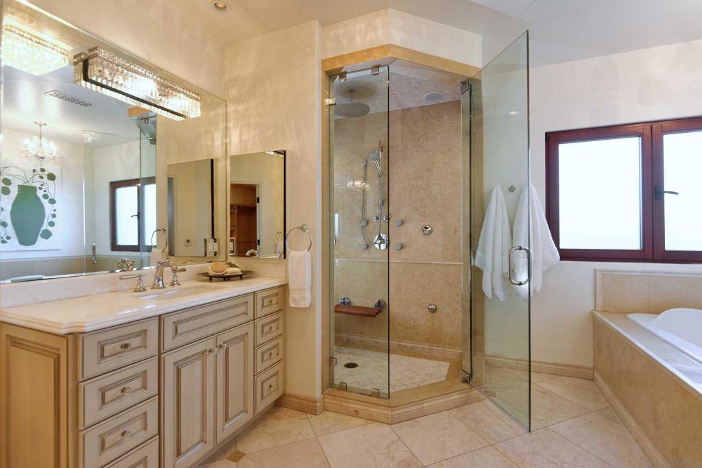 La Jolla, CA 92037,5227 Chelsea St