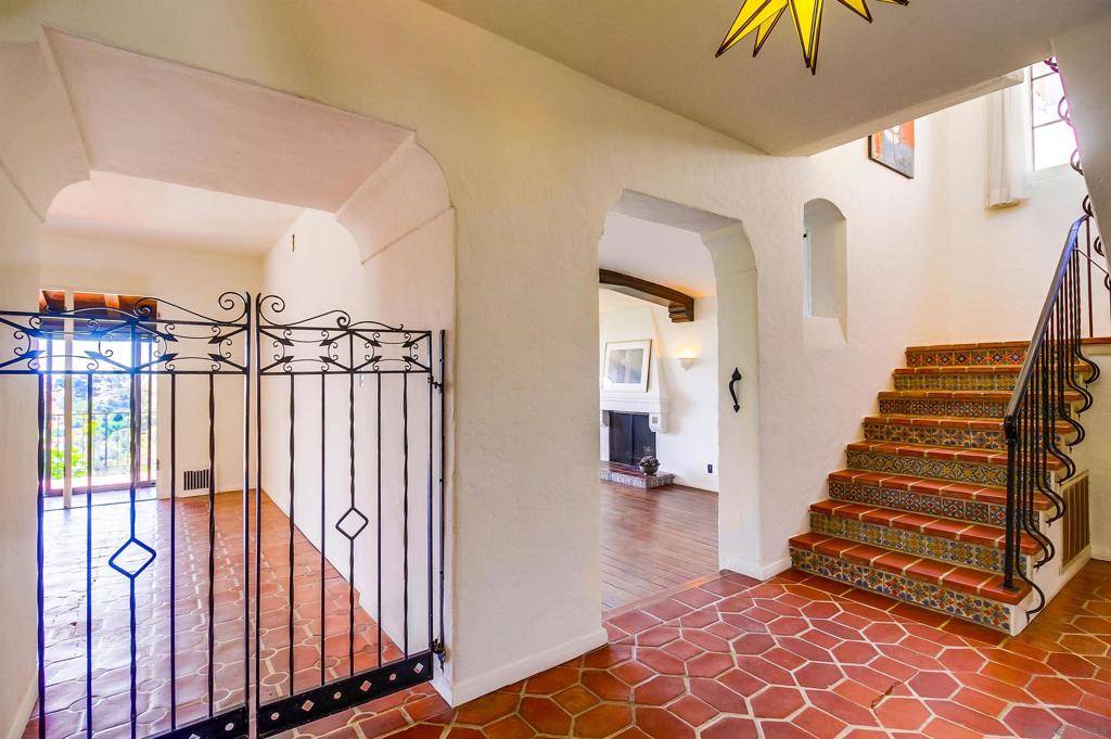 San Diego, CA 92103,2854 Albatross Street