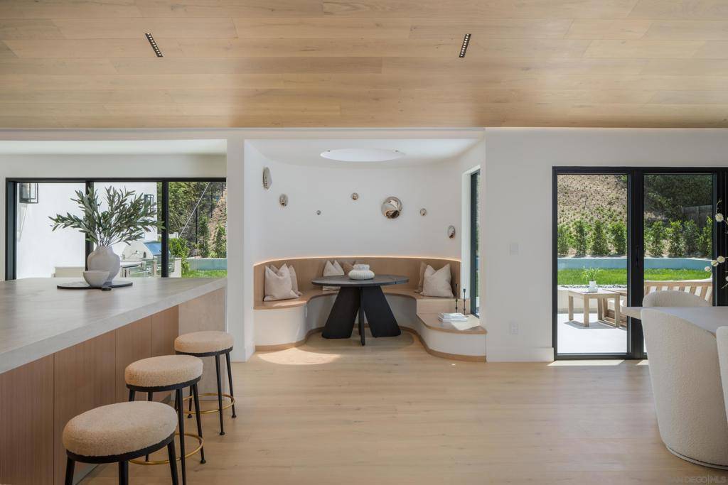 La Jolla, CA 92037,5826 Soledad Mountain Rd