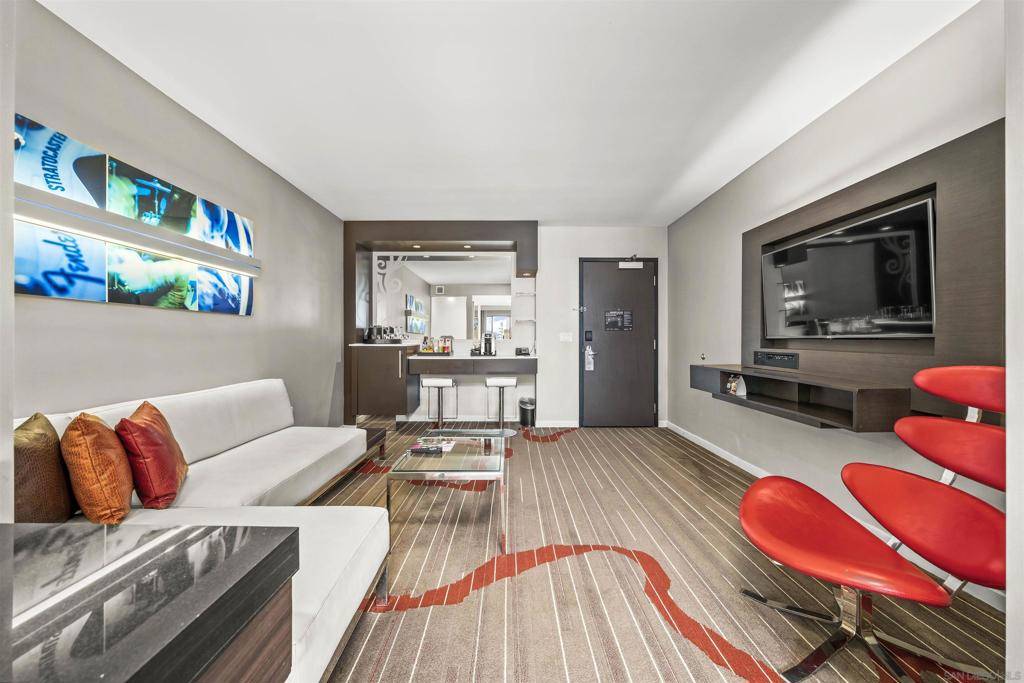 San Diego, CA 92101,207 5th Ave #940