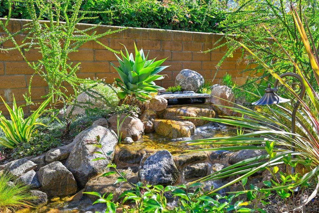 Vista, CA 92081,2198 Redwood Crst