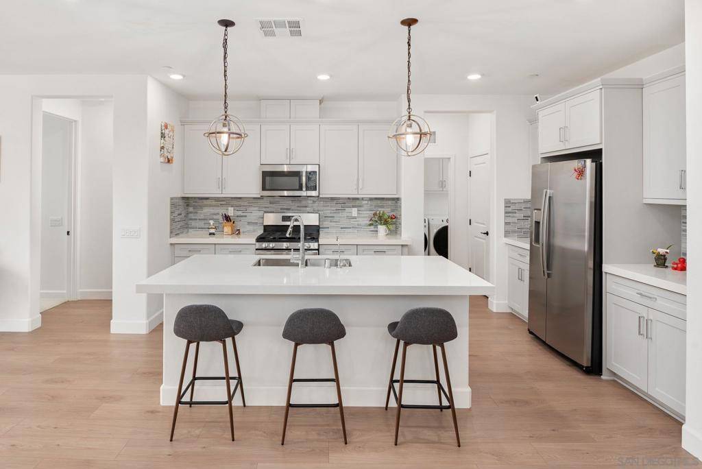 Escondido, CA 92026,1091 Barry Pl