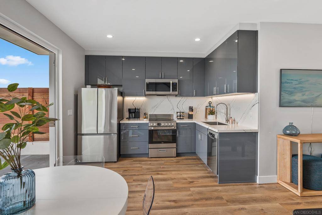 La Jolla, CA 92037,5830 Desert View Dr