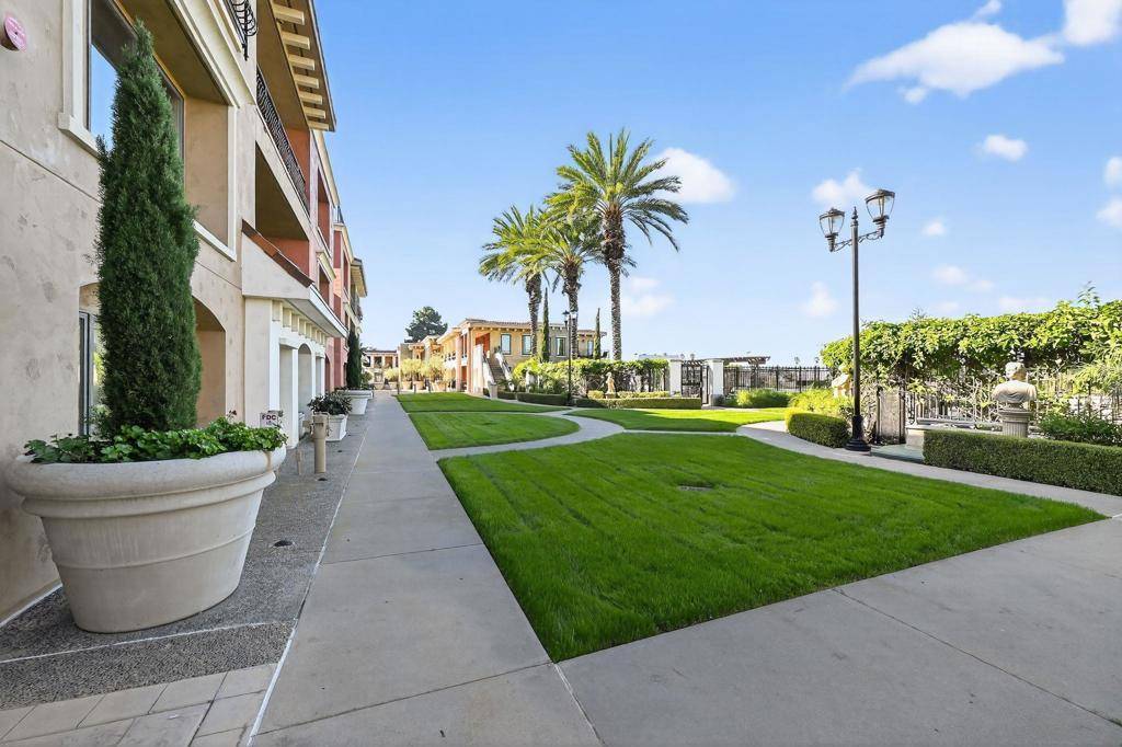 La Jolla, CA 92037,1040 Genter St #203