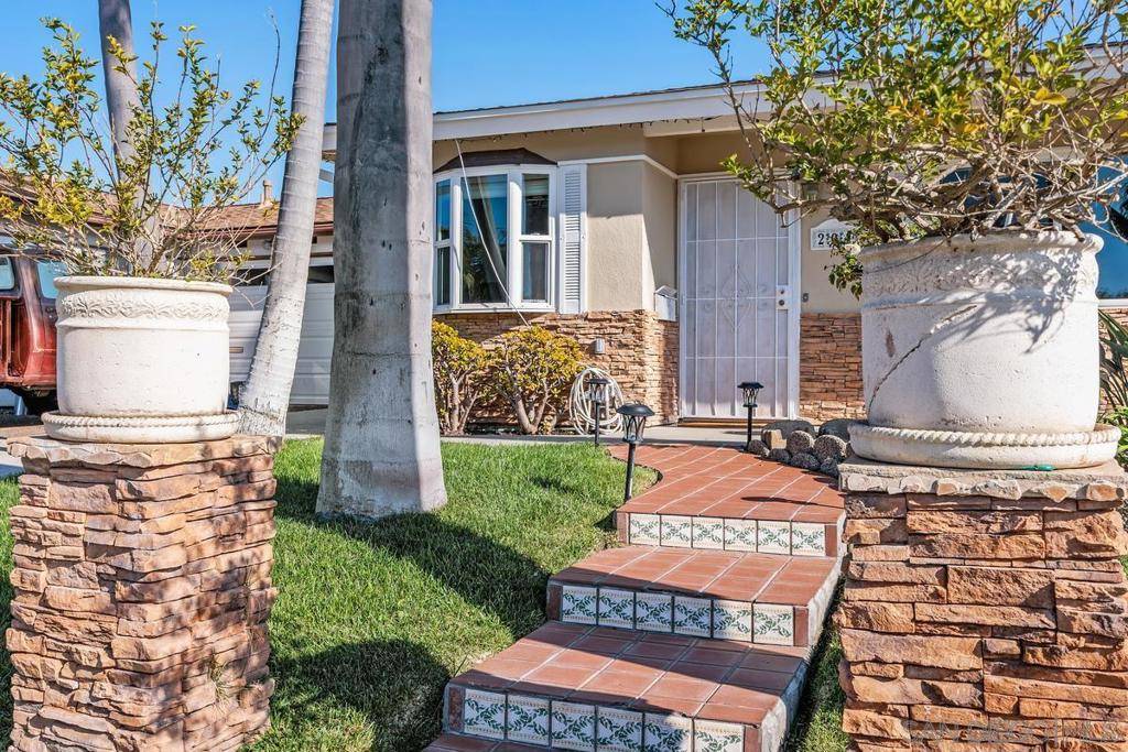 Encinitas, CA 92024,201 Coneflower St