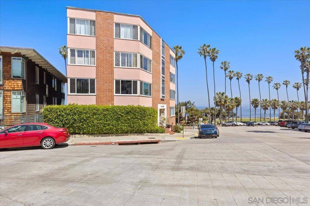 La Jolla, CA 92037,8040 Girard Ave #1