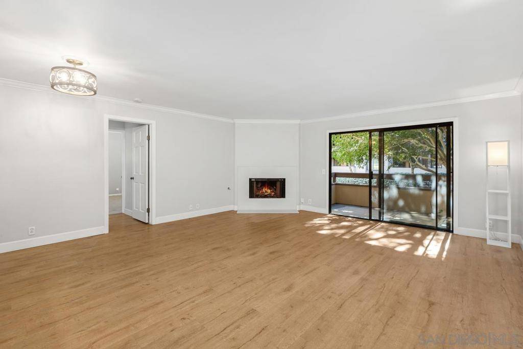 La Jolla, CA 92037,8860 Villa La Jolla Dr #105