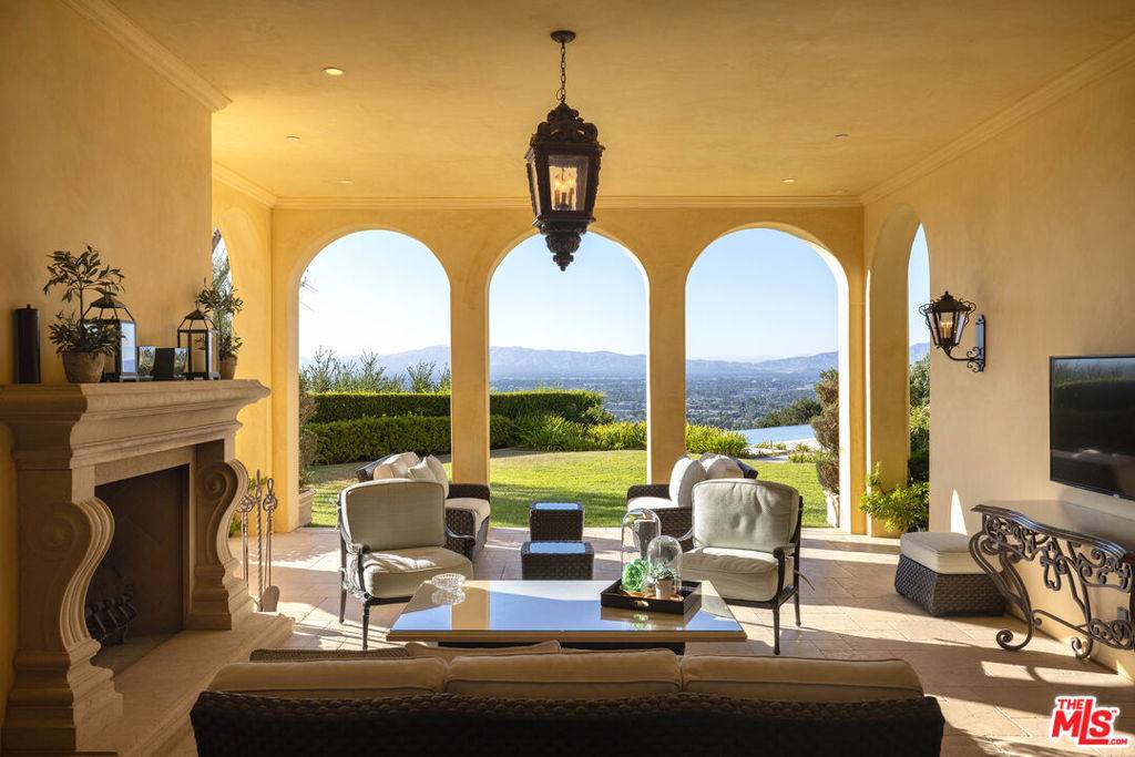Beverly Hills, CA 90210,13961 Aubrey RD