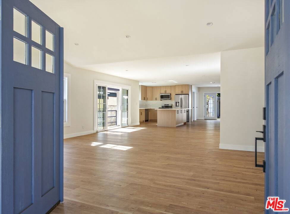 Los Angeles, CA 90004,325 N Wilton PL