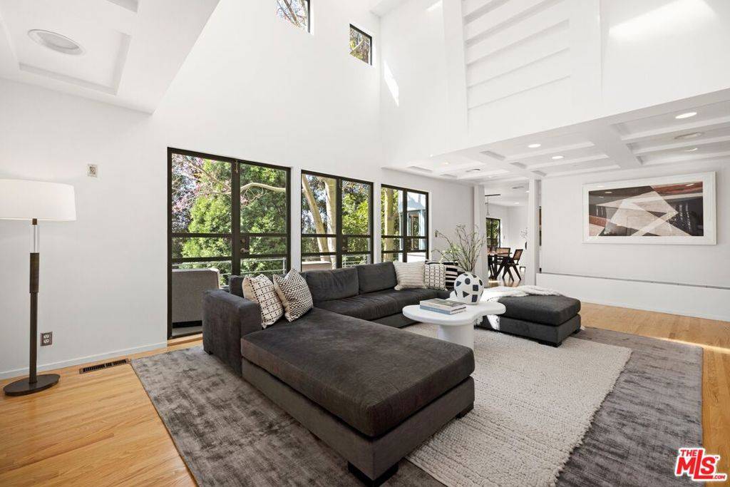 Los Angeles, CA 90068,2477 Canyon Oak DR