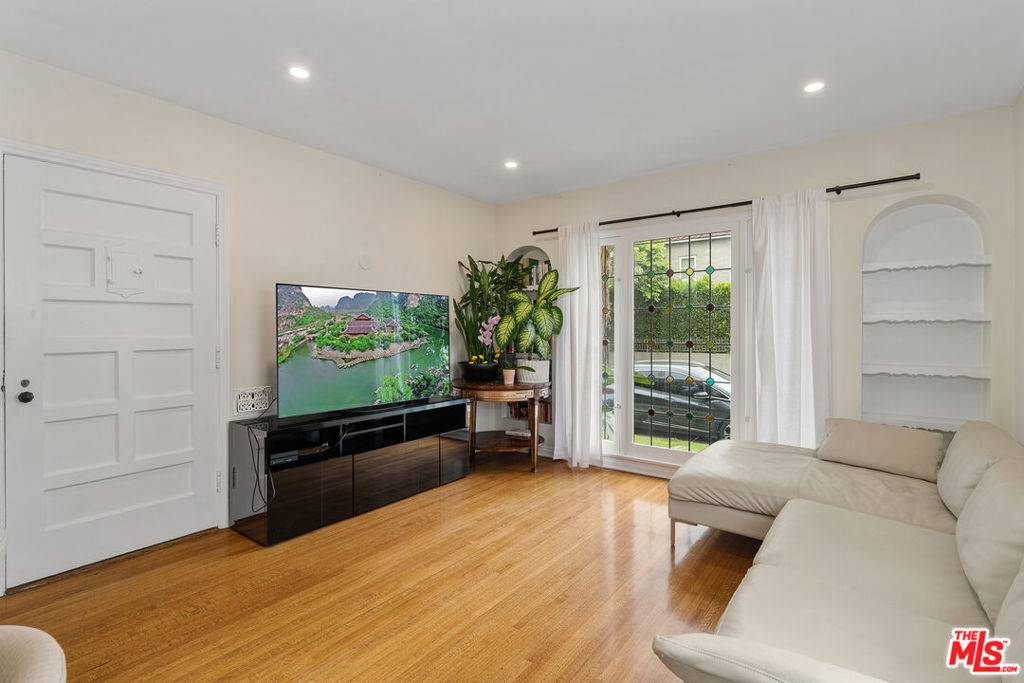 Los Angeles, CA 90048,8472 Oakwood AVE