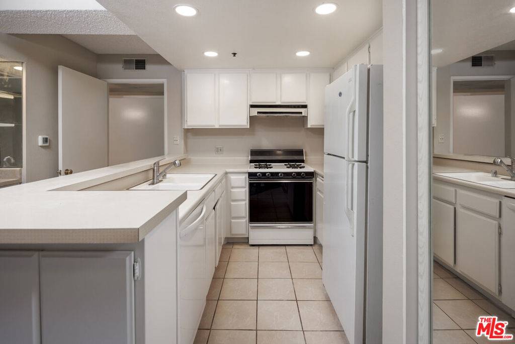 North Hollywood, CA 91601,5143 Bakman AVE #208