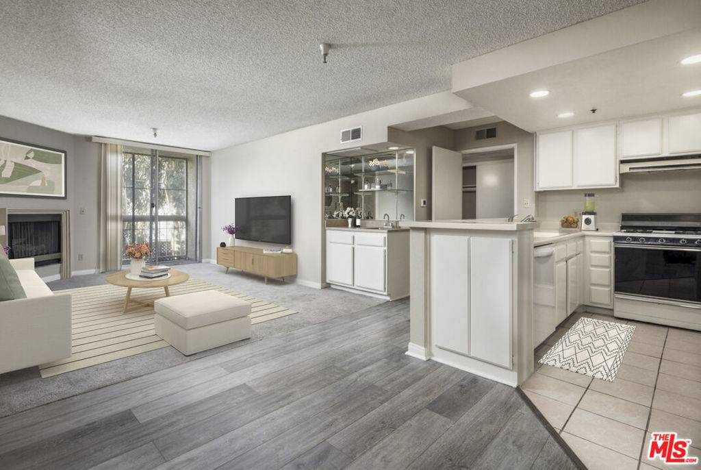 North Hollywood, CA 91601,5143 Bakman AVE #208