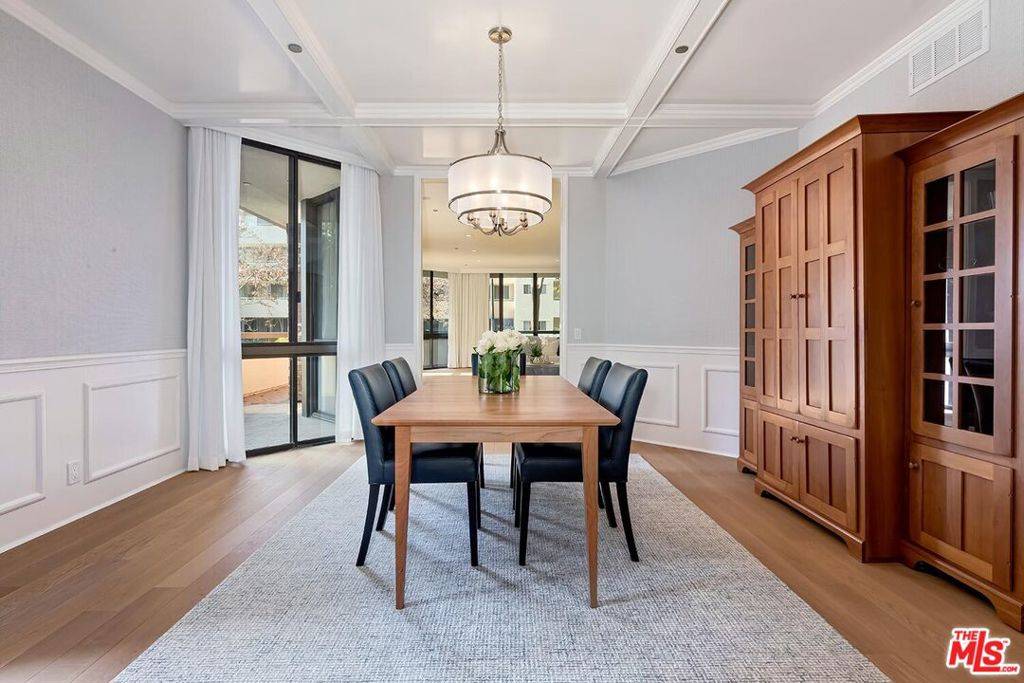 Beverly Hills, CA 90211,300 N Swall DR
