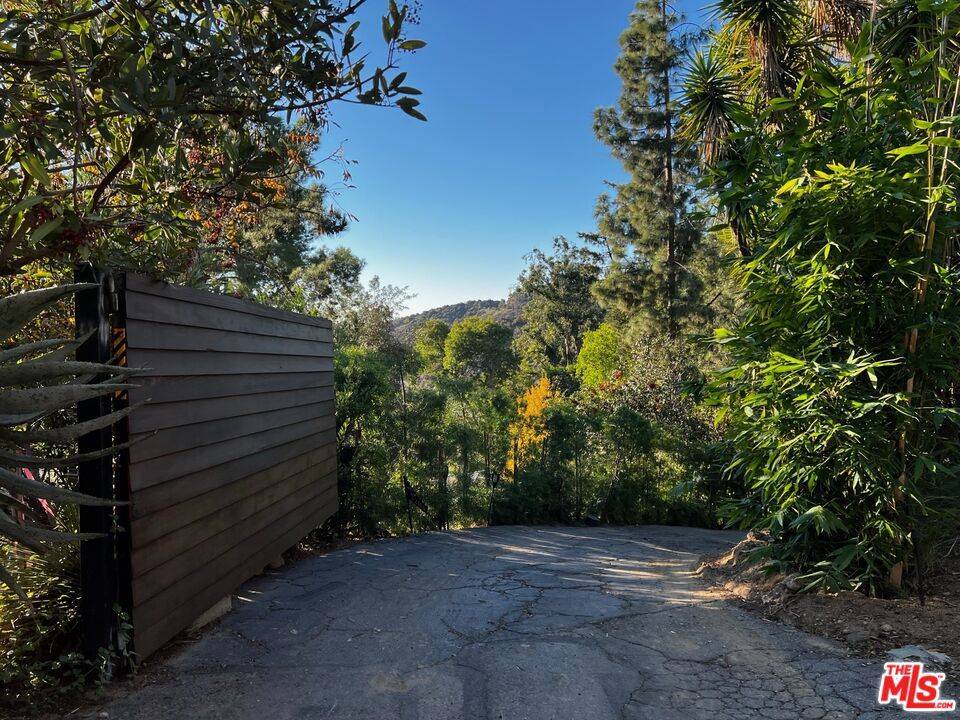 Los Angeles, CA 90068,3203 Tareco DR
