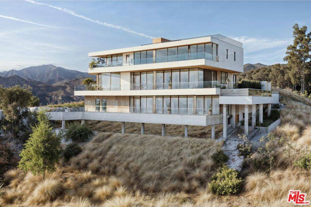 Los Angeles, CA 90049,1510 N Tigertail RD