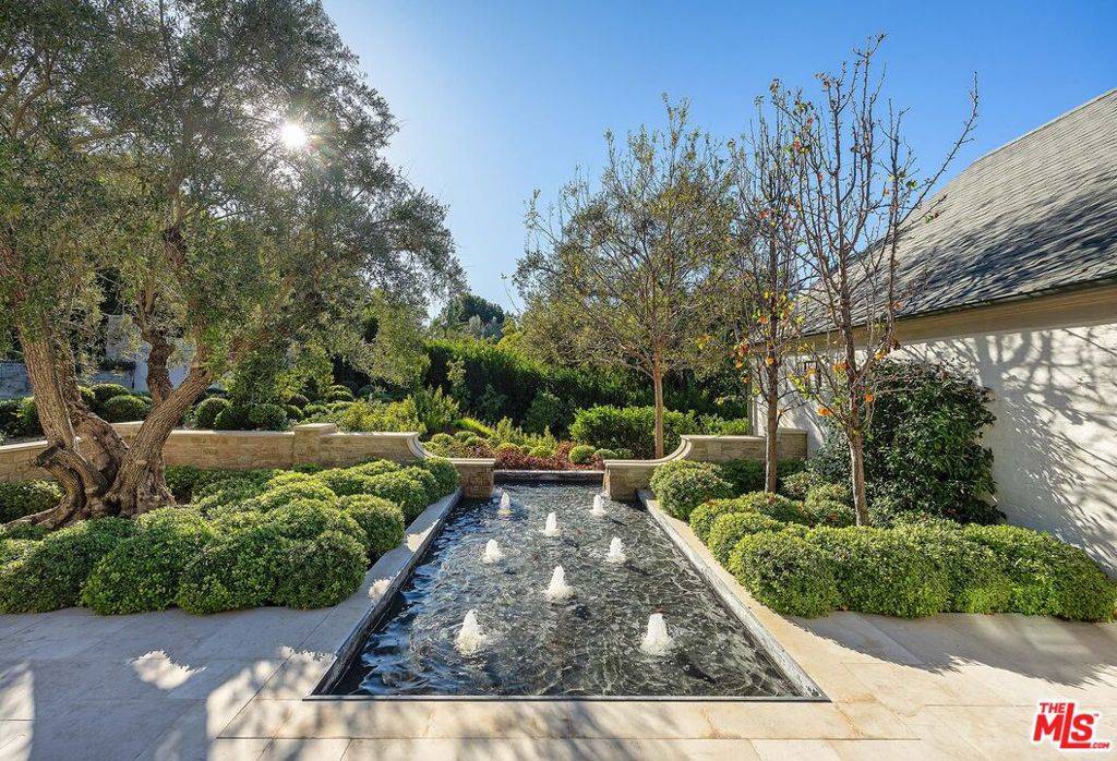 Los Angeles, CA 90049,141 N Bentley AVE