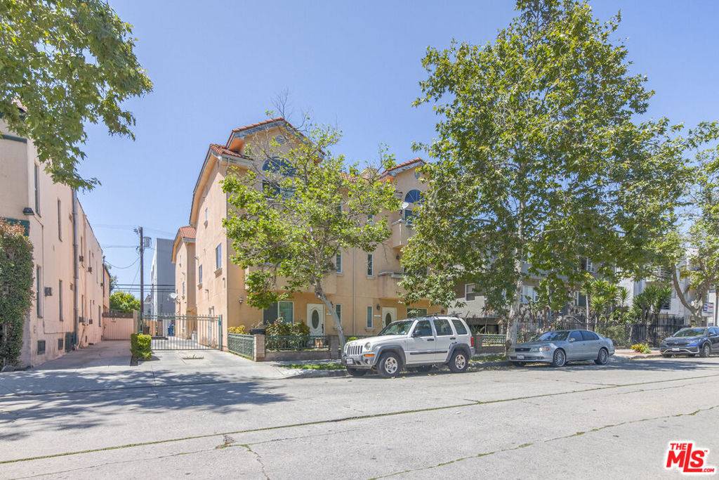 Los Angeles, CA 90005,821 S Gramercy PL #2