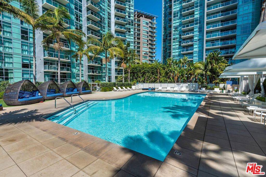 Marina Del Rey, CA 90292,13700 Marina Pointe DR #529