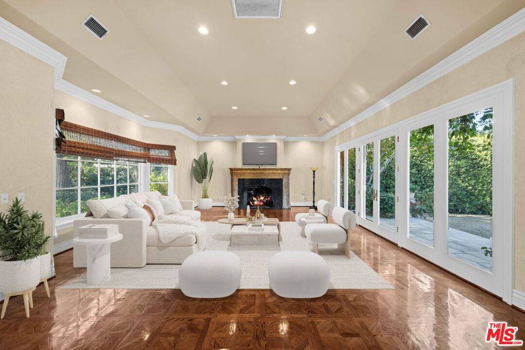 Tarzana, CA 91356,19333 Wells DR