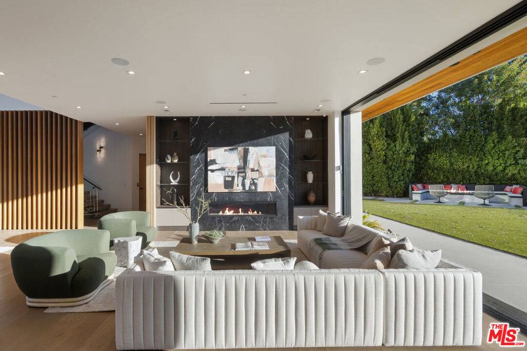 Encino, CA 91436,16110 Meadowview DR