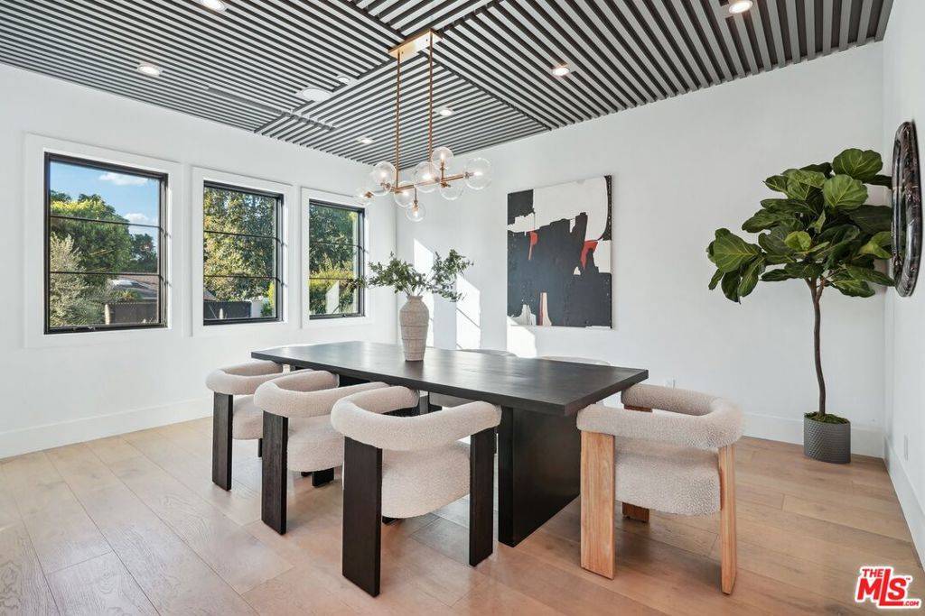 Tarzana, CA 91356,5124 Calvin AVE