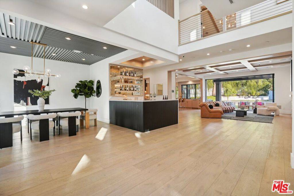 Tarzana, CA 91356,5124 Calvin AVE