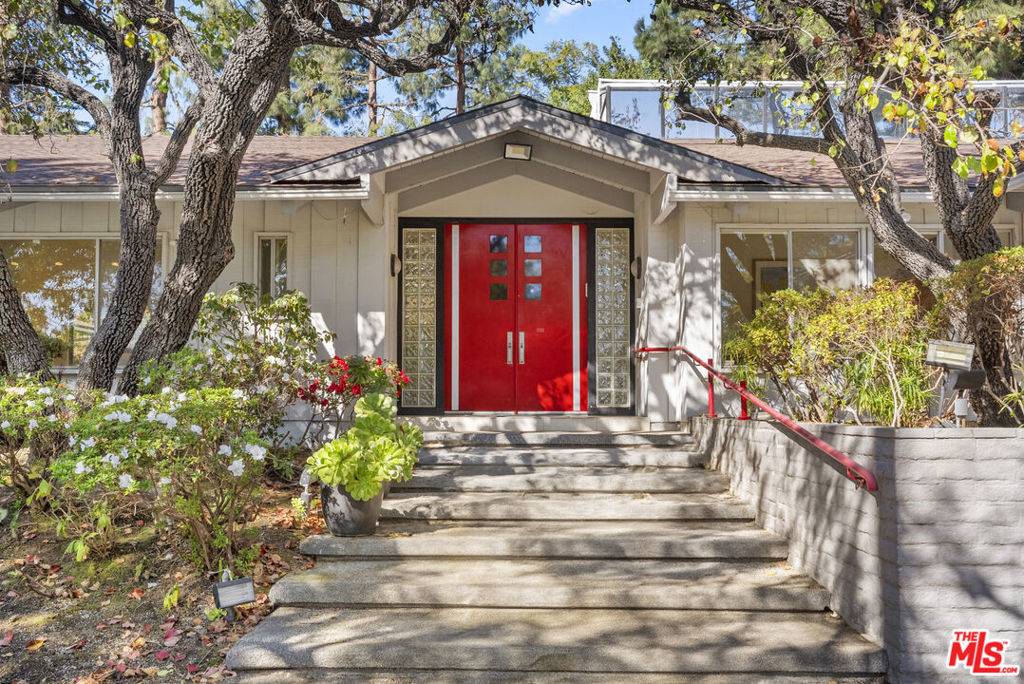 Beverly Hills, CA 90210,811 N Hillcrest RD