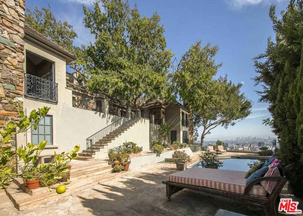 Los Angeles, CA 90068,6901 Oporto DR