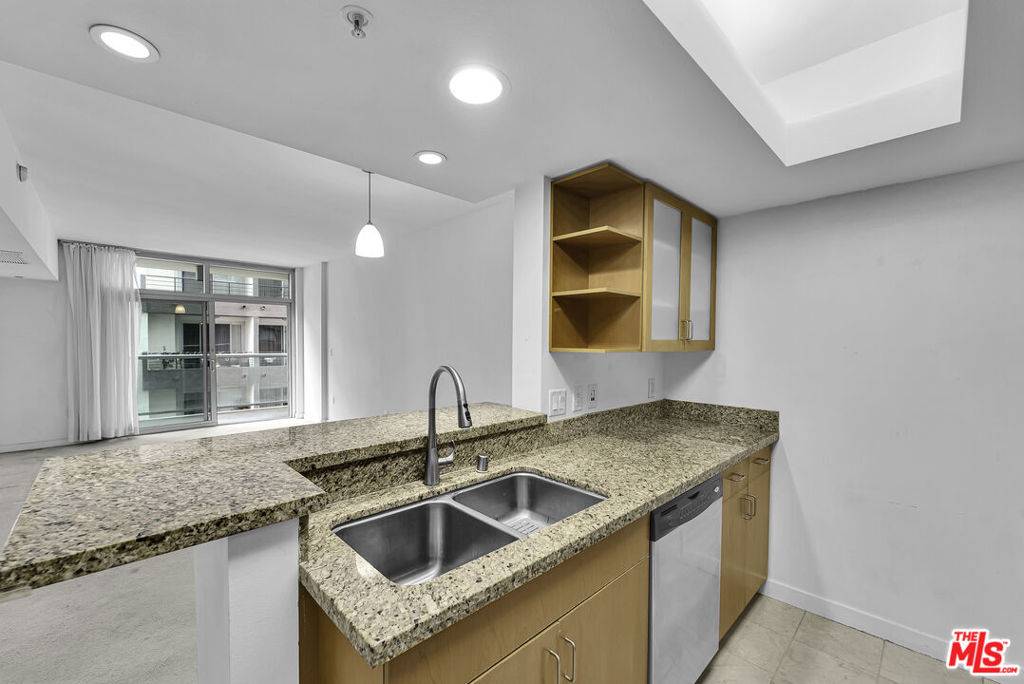 Marina Del Rey, CA 90292,13700 Marina Pointe DR #321