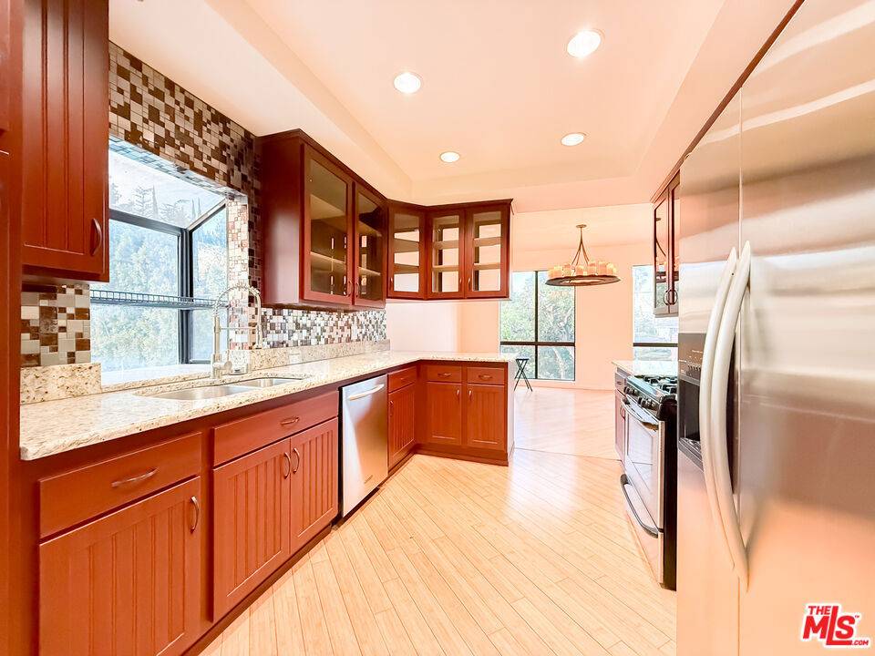 Sherman Oaks, CA 91423,13331 Moorpark ST #233