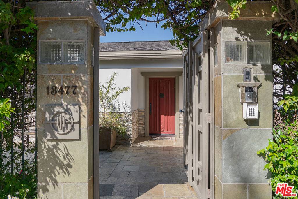 Sherman Oaks, CA 91423,13477 Contour DR