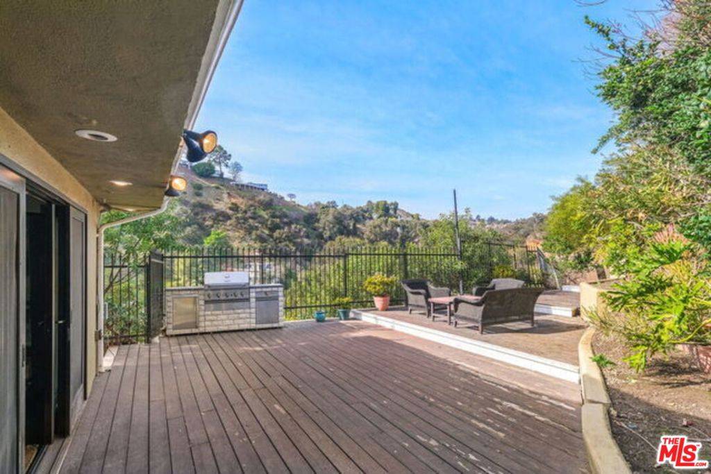 Los Angeles, CA 90046,8159 Laurelmont DR