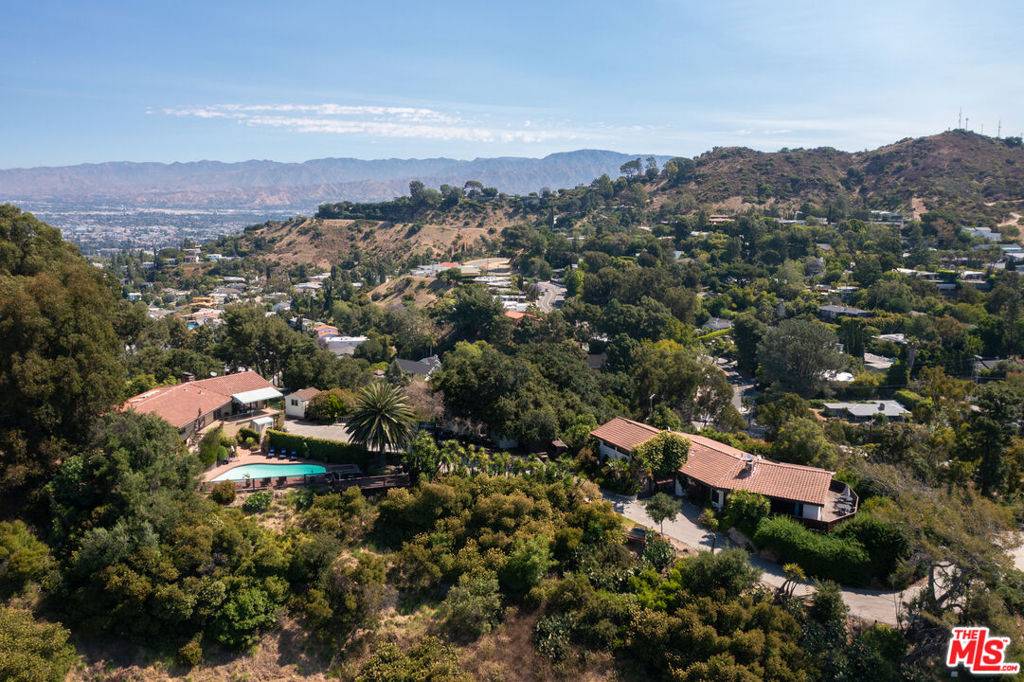 Los Angeles, CA 90046,8207 Mulholland DR