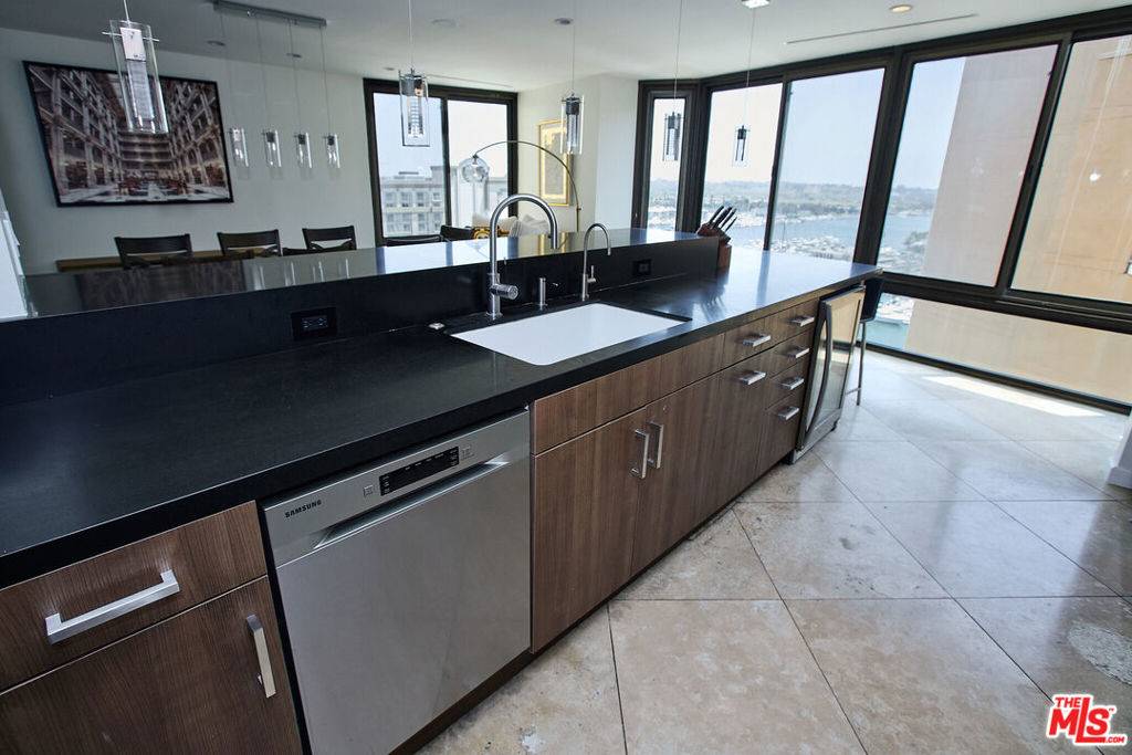 Marina Del Rey, CA 90292,4337 Marina City DR #PH 43