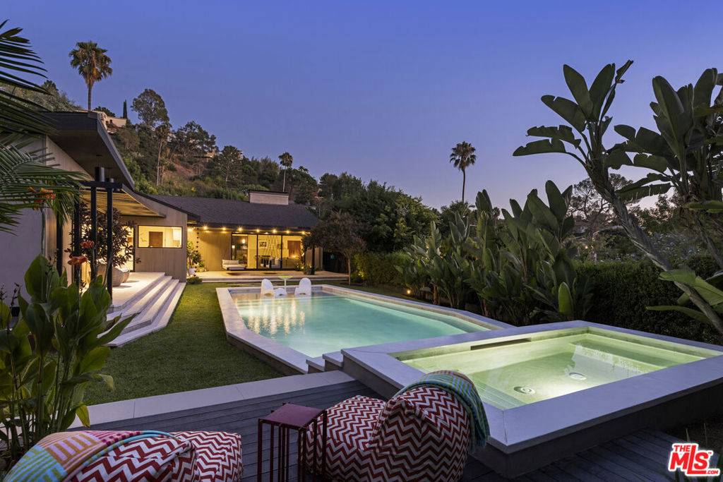 Los Angeles, CA 90068,5637 Park Oak PL