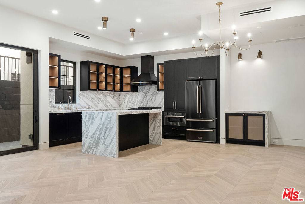 West Hollywood, CA 90069,656 Huntley DR #102